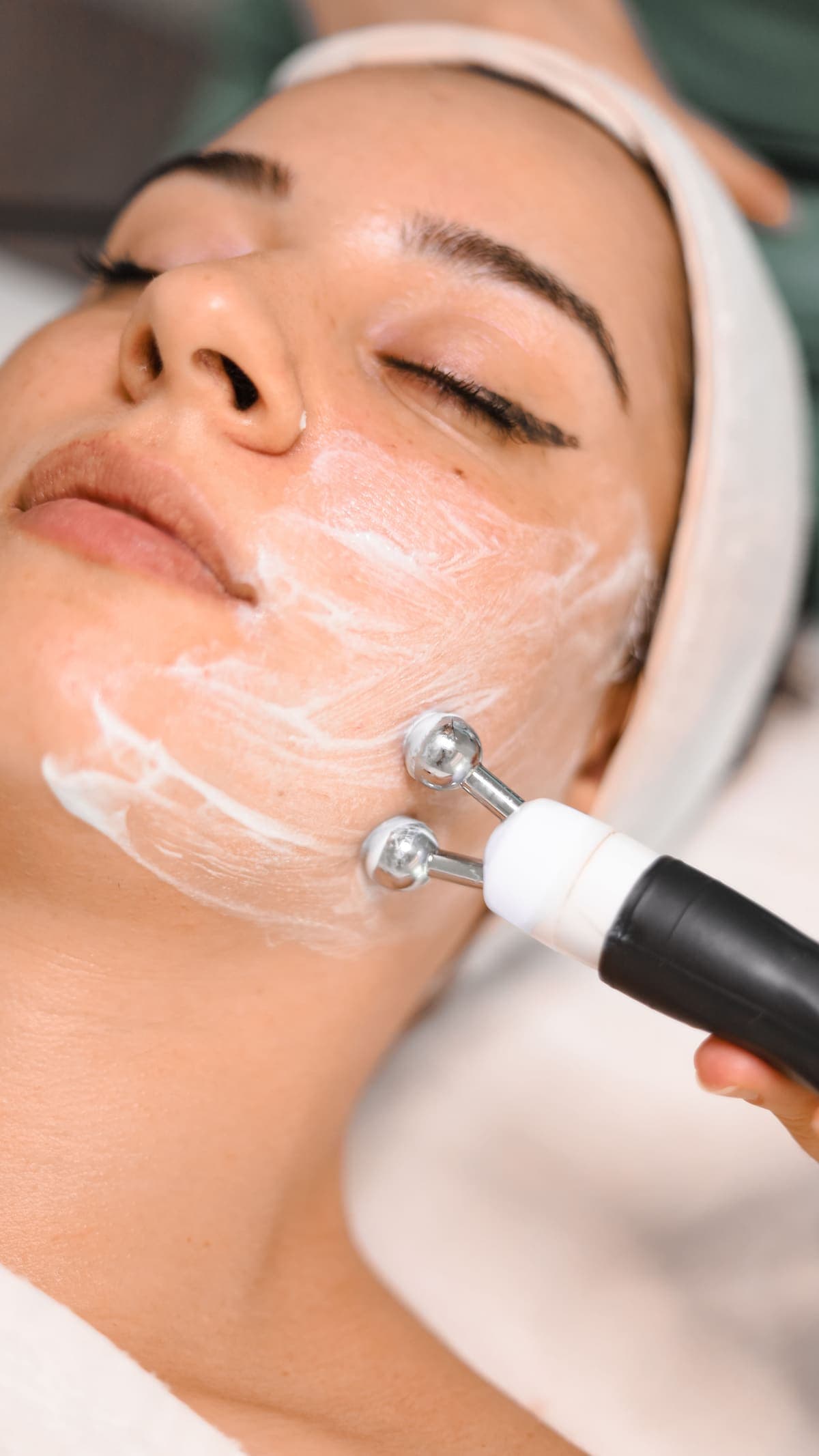 Tratamiento facial con un rodillo sobre crema
